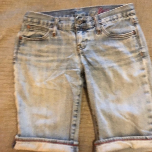 Light colored denim shorts - Picture 2 of 3